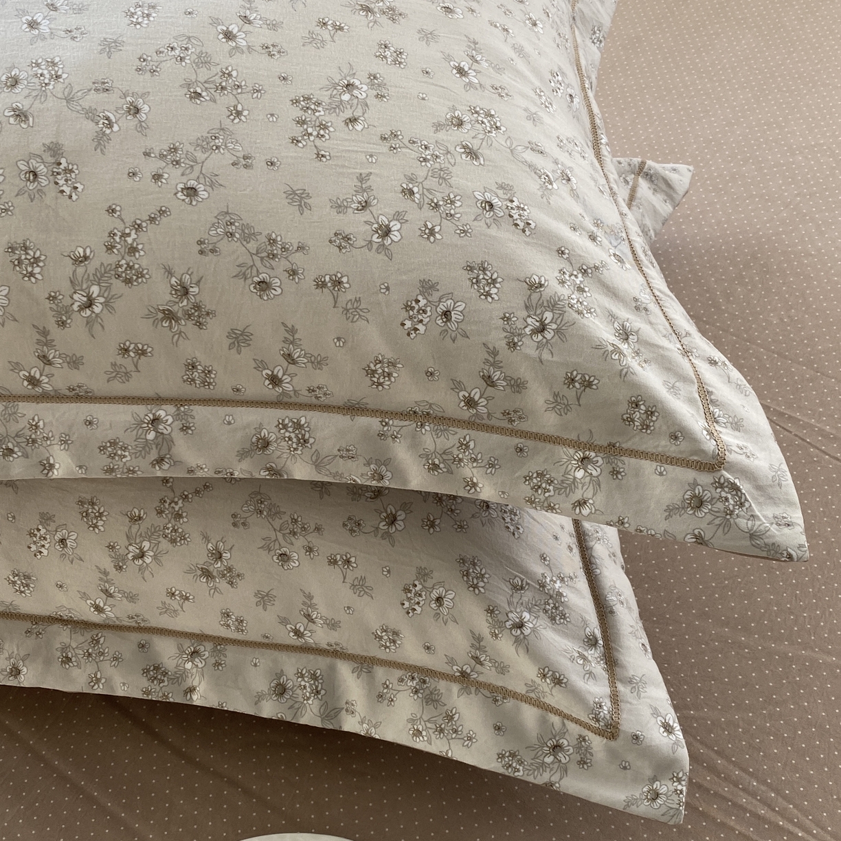 91家纺网 家纺一手货源 找家纺 纽维斯 2025新款140g高克重仿全棉40S精梳棉磨毛四件套 薇拉灰