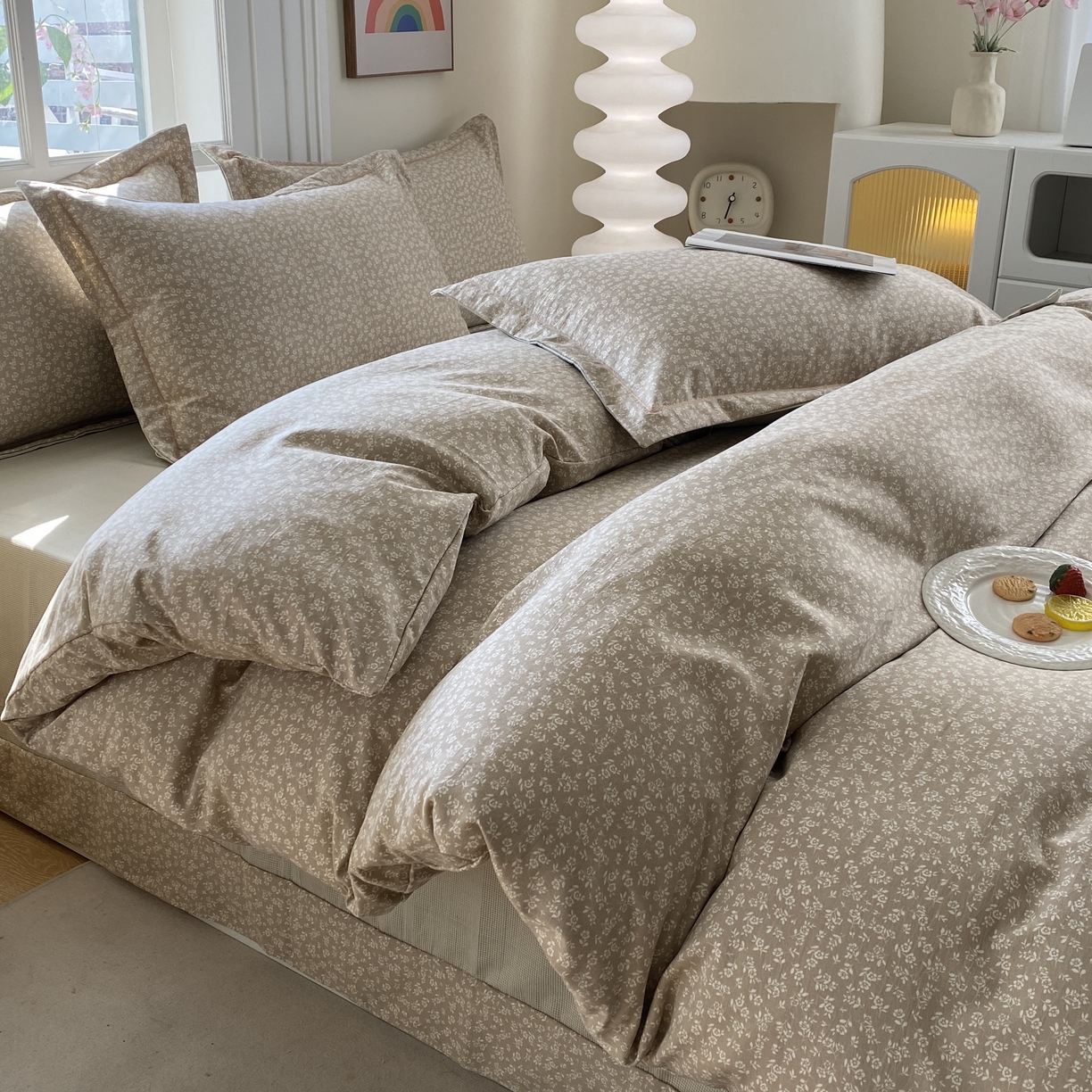 91家纺网 家纺一手货源 找家纺 纽维斯 2025新款140g高克重仿全棉40S精梳棉磨毛四件套 夏沐之晨（咖）