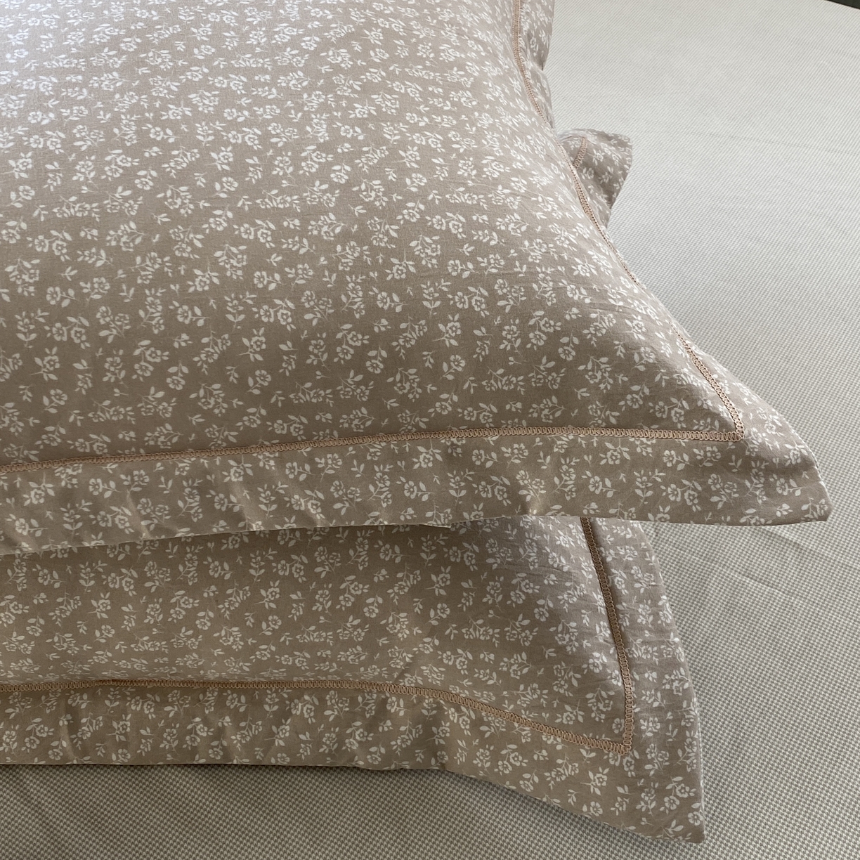 91家纺网 家纺一手货源 找家纺 纽维斯 2025新款140g高克重仿全棉40S精梳棉磨毛四件套 夏沐之晨（咖）