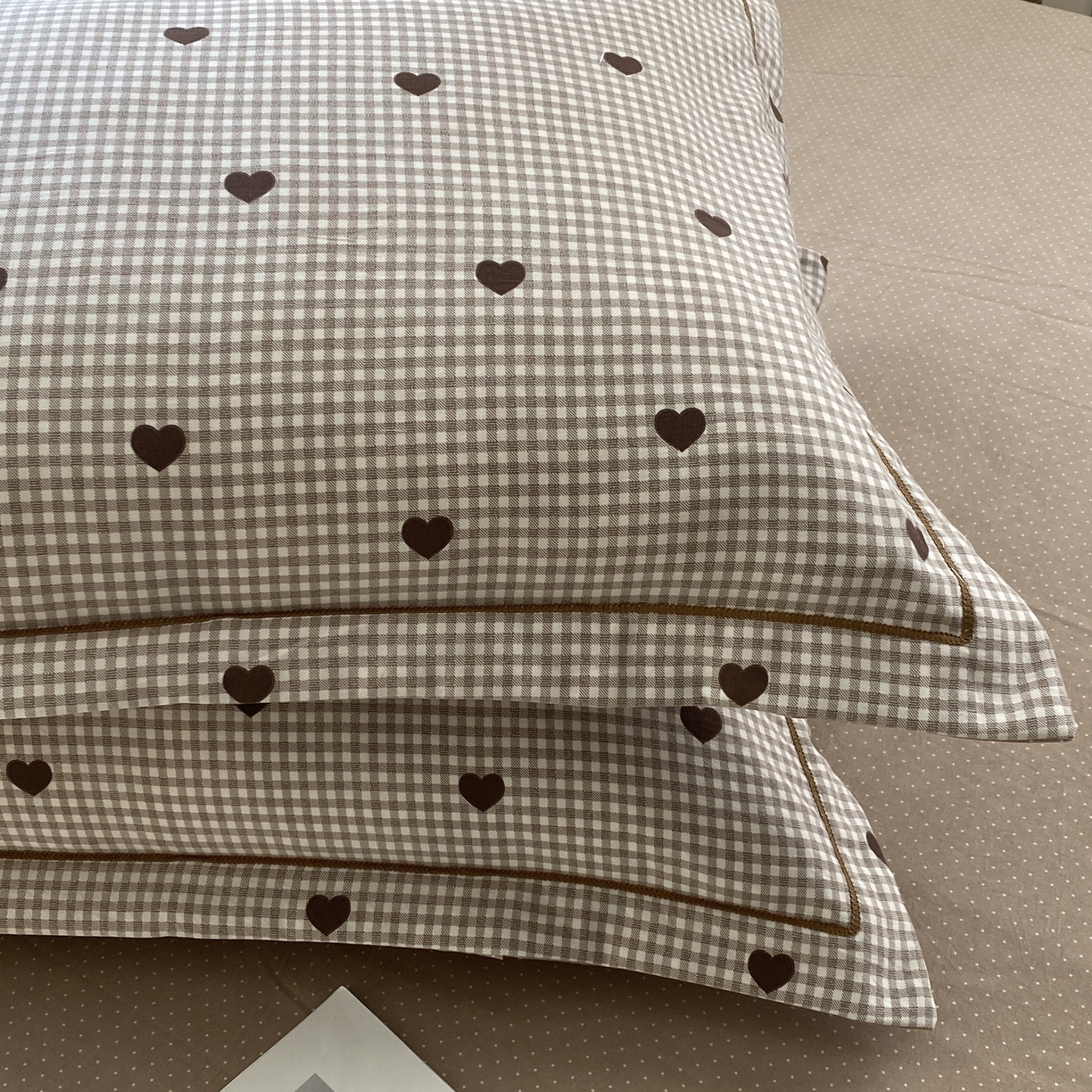 91家纺网 家纺一手货源 找家纺 纽维斯 2025新款140g高克重仿全棉40S精梳棉磨毛四件套 心动（浅卡）