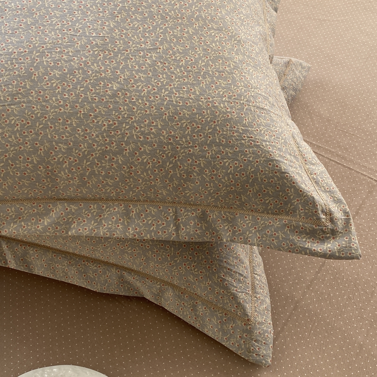 91家纺网 家纺一手货源 找家纺 纽维斯 2025新款140g高克重仿全棉40S精梳棉磨毛四件套 伊莉沙（灰）