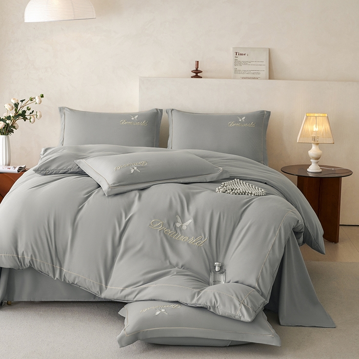 91家纺网 家纺一手货源 找家纺 纽维斯 2025新款水洗棉云朵棉刺绣宽边绣花磨毛四件套-小晴天系列 小晴天-山灰