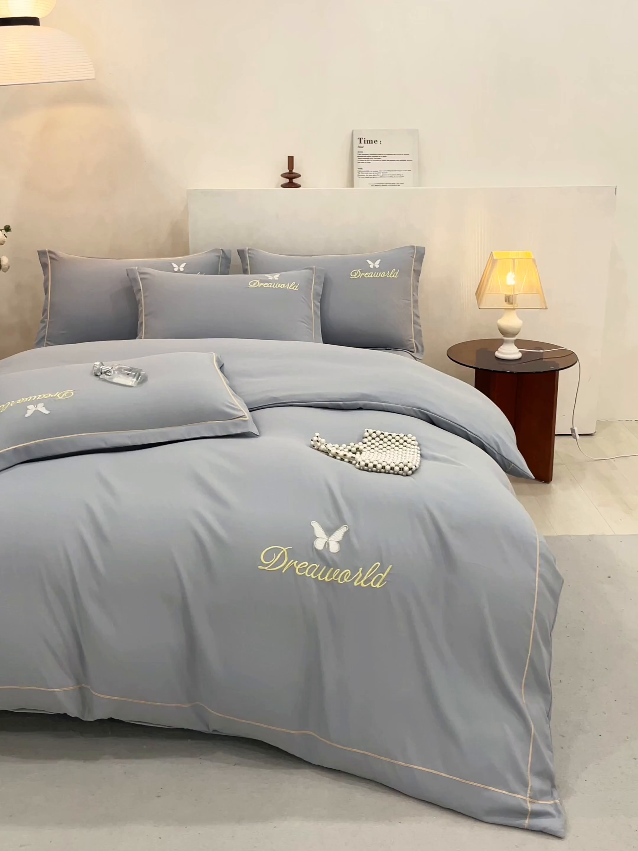 91家纺网 家纺一手货源 找家纺 纽维斯 2025新款水洗棉云朵棉刺绣宽边绣花磨毛四件套-小晴天系列 小晴天-山灰