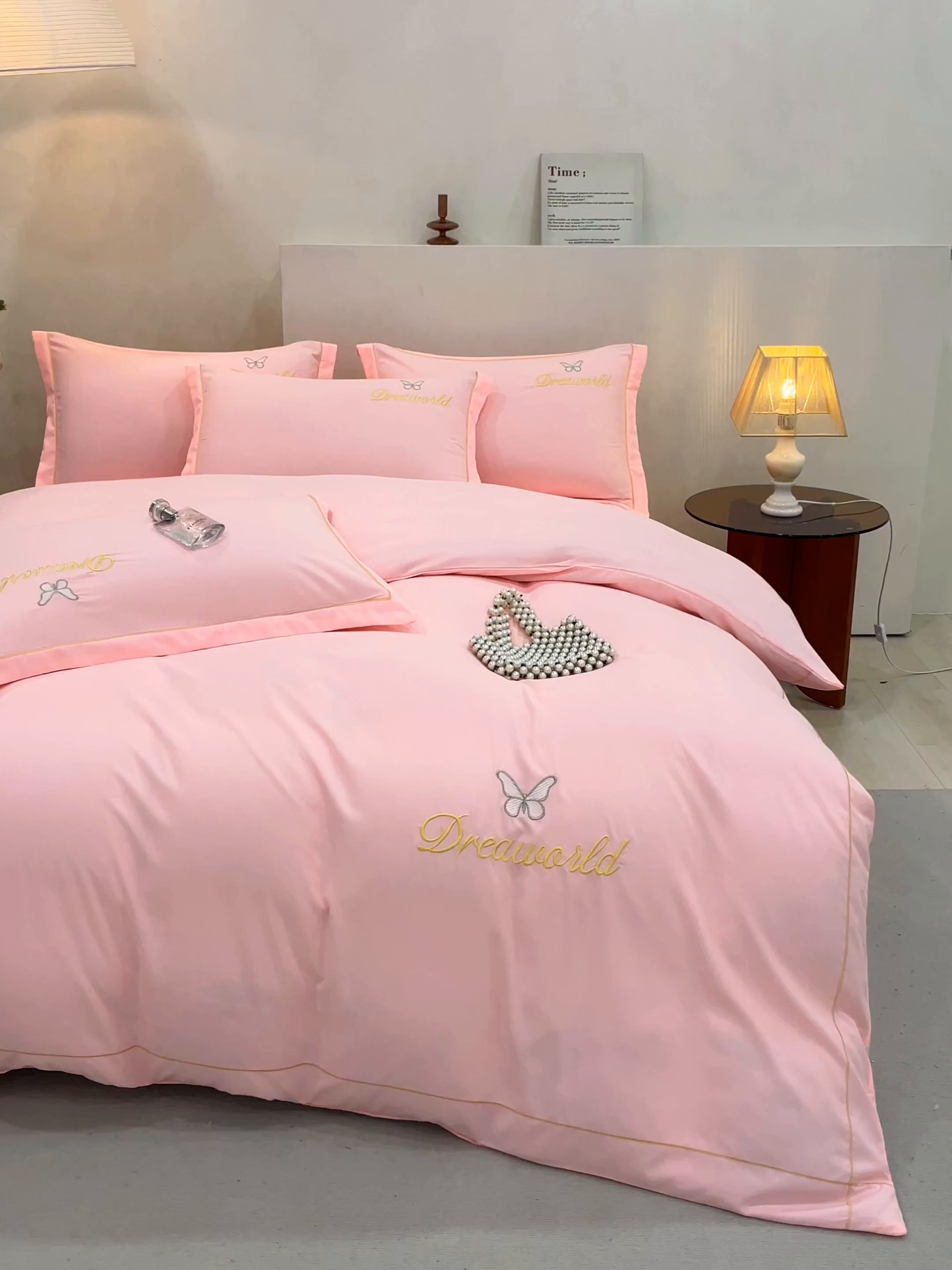 91家纺网 家纺一手货源 找家纺 纽维斯 2025新款水洗棉云朵棉刺绣宽边绣花磨毛四件套-小晴天系列 小晴天-玉色