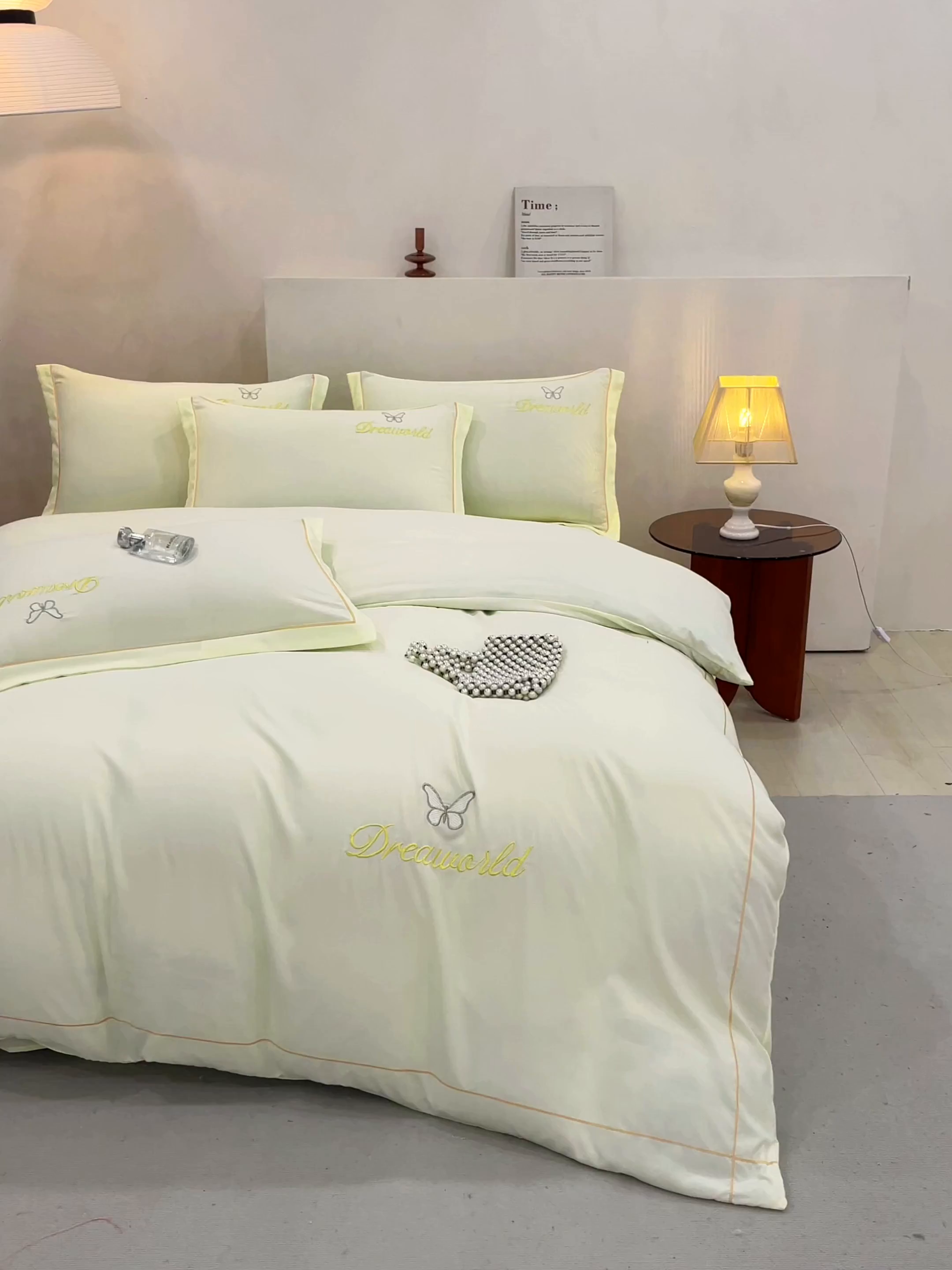 91家纺网 家纺一手货源 找家纺 纽维斯 2025新款水洗棉云朵棉刺绣宽边绣花磨毛四件套-小晴天系列 小晴天-芝士黄