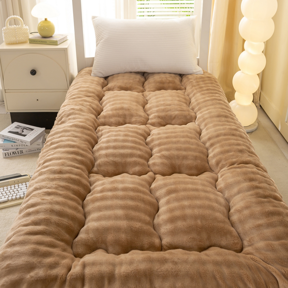 91家纺网 家纺一手货源 找家纺 缦纱 2025新款高克重牛奶兔毛绒学生床垫 摩卡