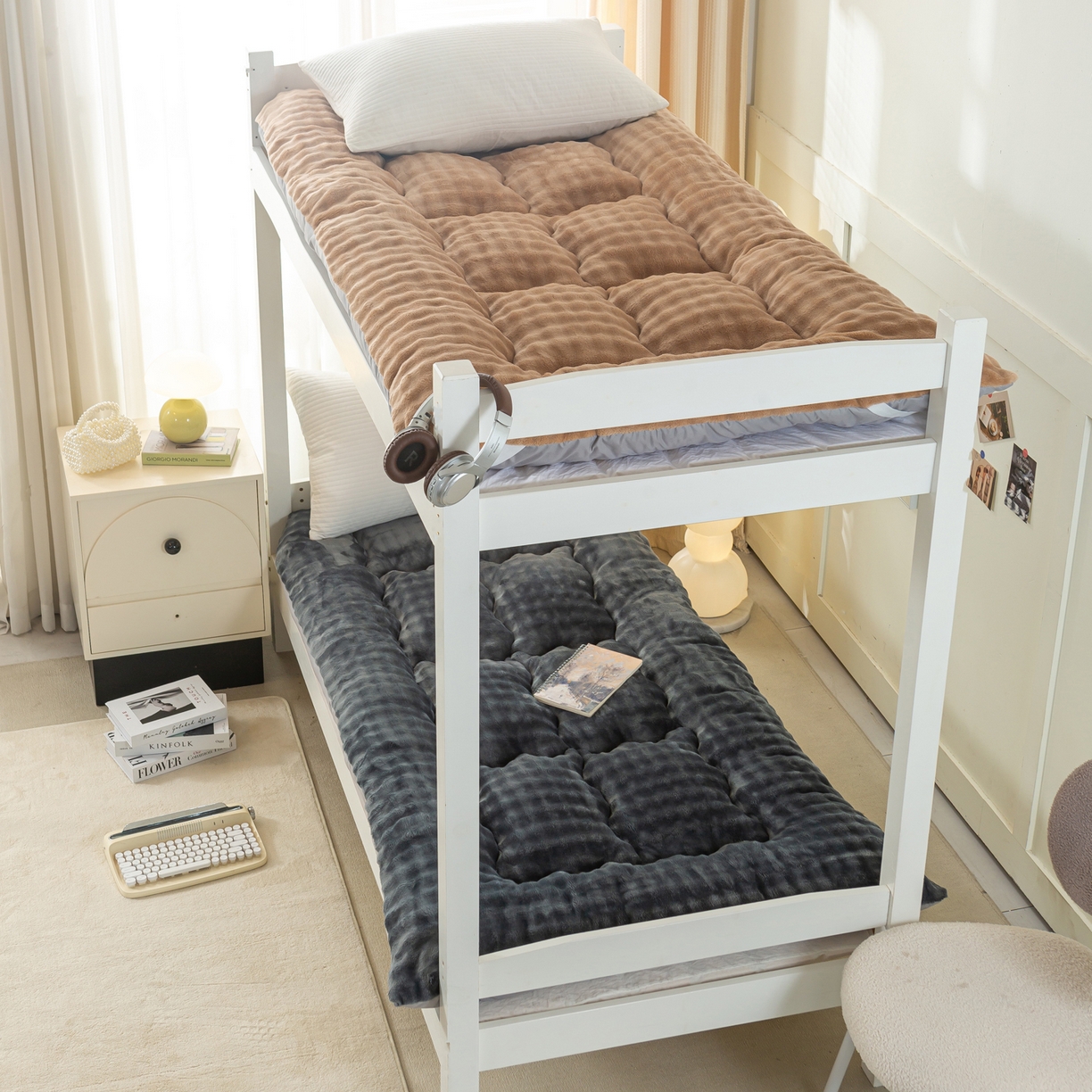 91家纺网 家纺一手货源 找家纺 缦纱 2025新款高克重牛奶兔毛绒学生床垫 墨灰