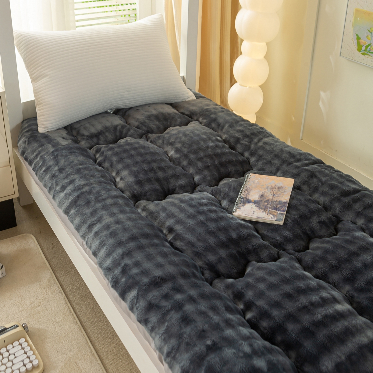 91家纺网 家纺一手货源 找家纺 缦纱 2025新款高克重牛奶兔毛绒学生床垫 墨灰