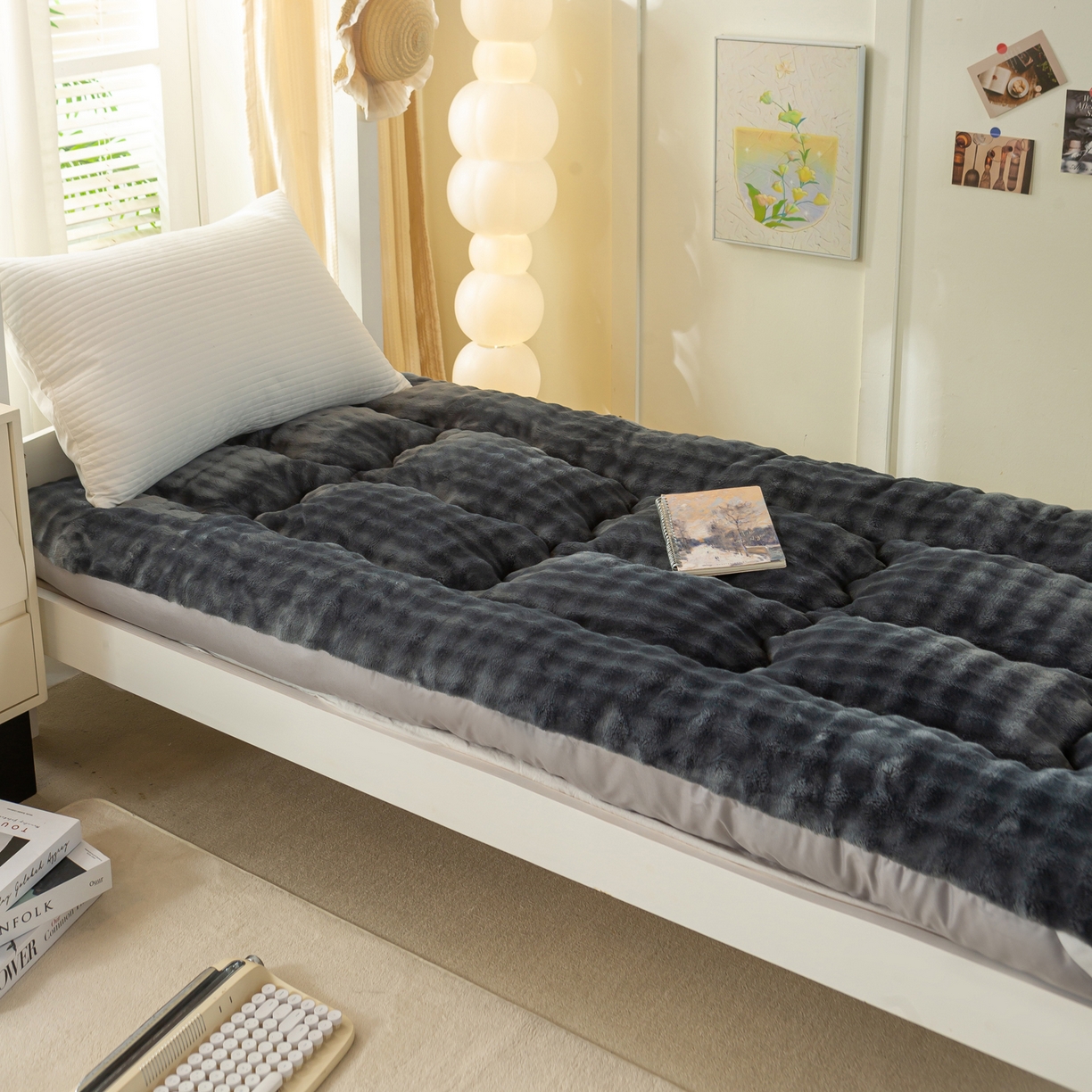 91家纺网 家纺一手货源 找家纺 缦纱 2025新款高克重牛奶兔毛绒学生床垫 墨灰