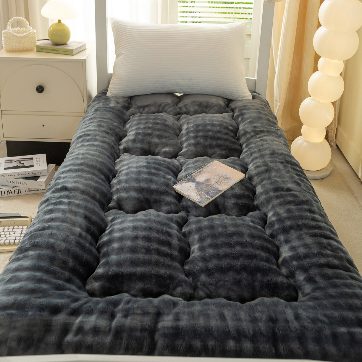 91家纺网 家纺一手货源 找家纺 缦纱 2025新款高克重牛奶兔毛绒学生床垫 墨灰