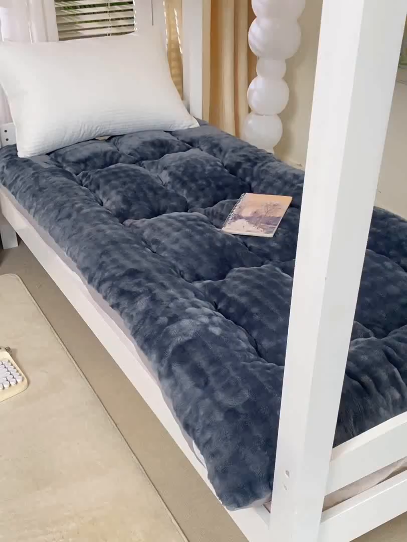 91家纺网 家纺一手货源 找家纺 缦纱 2025新款高克重牛奶兔毛绒学生床垫 墨灰