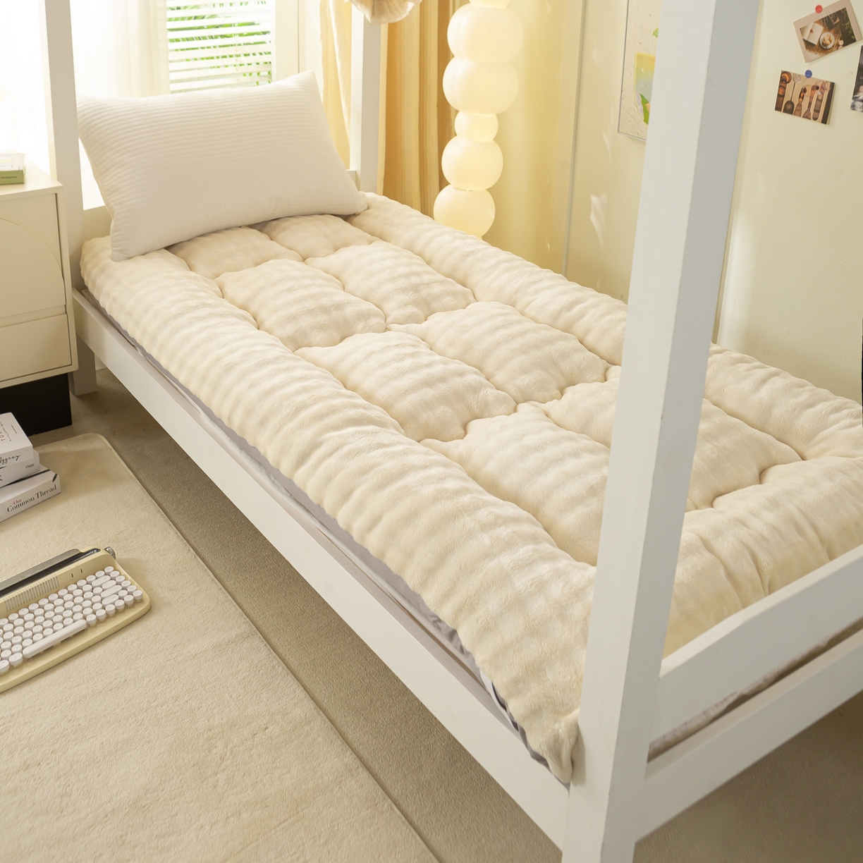 91家纺网 家纺一手货源 找家纺 缦纱 2025新款高克重牛奶兔毛绒学生床垫 奶白