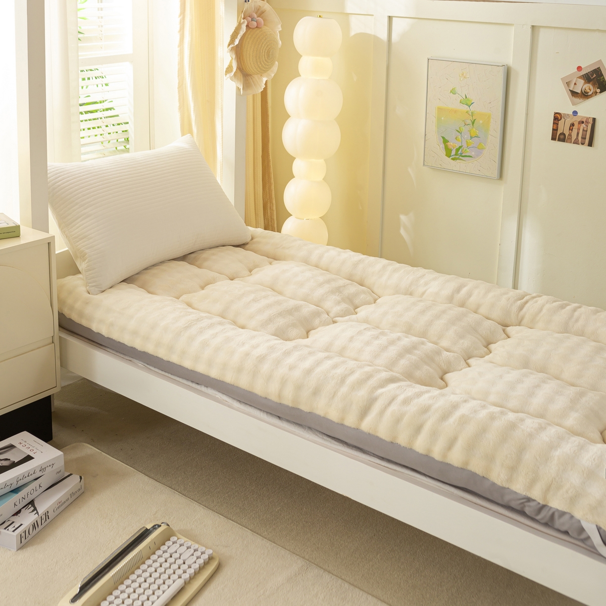 91家纺网 家纺一手货源 找家纺 缦纱 2025新款高克重牛奶兔毛绒学生床垫 奶白