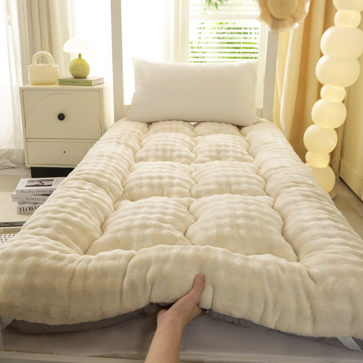 91家纺网 家纺一手货源 找家纺 缦纱 2025新款高克重牛奶兔毛绒学生床垫 奶白