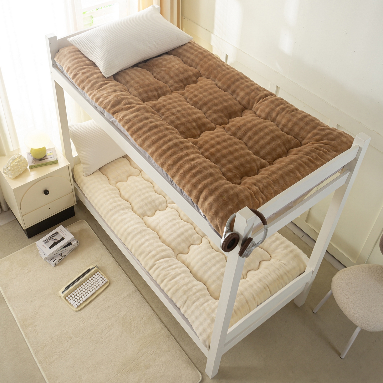 91家纺网 家纺一手货源 找家纺 缦纱 2025新款高克重牛奶兔毛绒学生床垫 奶白