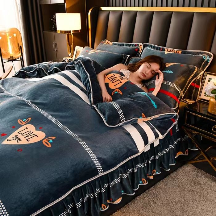 91家纺网 家纺一手货源 找家纺 绒品壹家家纺 2024新款180g7斤牛奶绒印花四件套 爱心剑