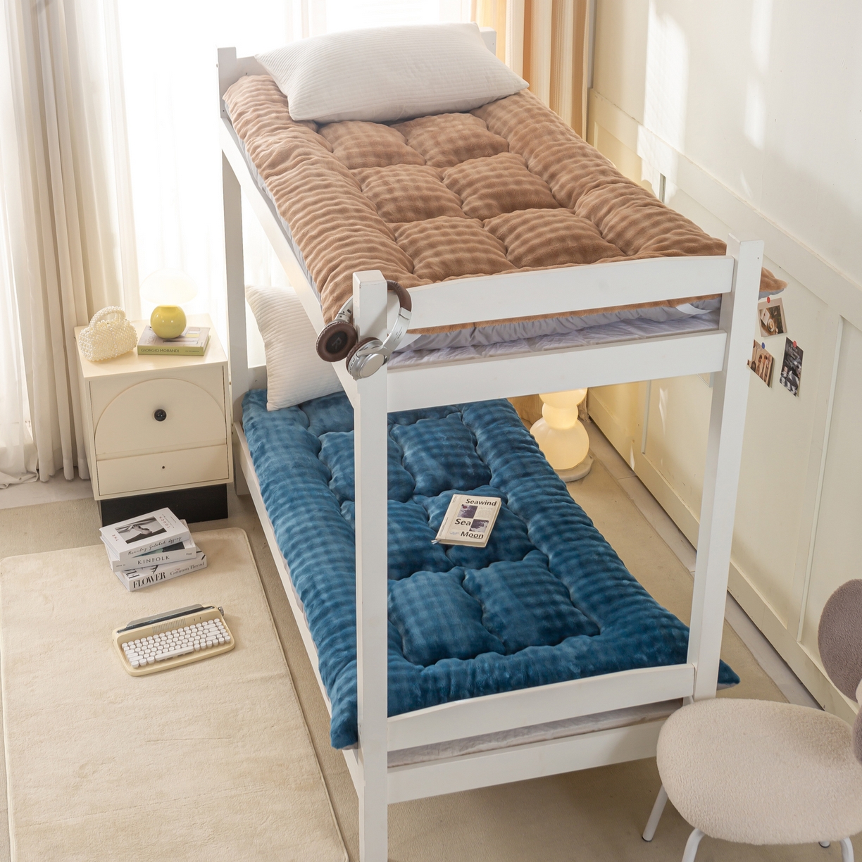 91家纺网 家纺一手货源 找家纺 缦纱 2025新款高克重牛奶兔毛绒学生床垫 月光蓝