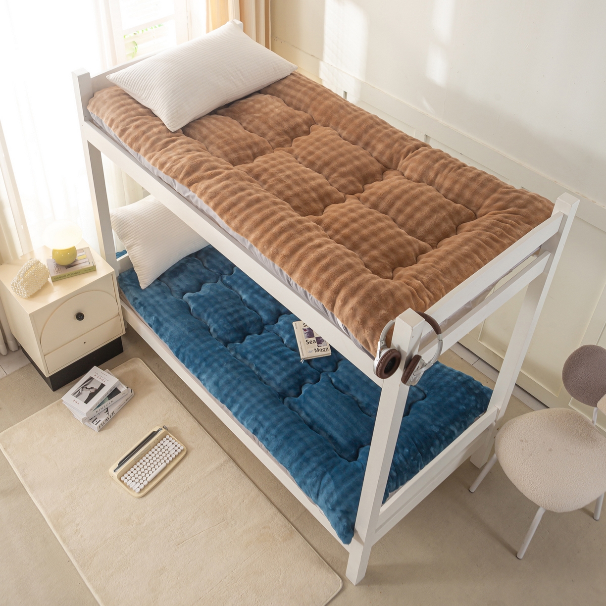 91家纺网 家纺一手货源 找家纺 缦纱 2025新款高克重牛奶兔毛绒学生床垫 月光蓝