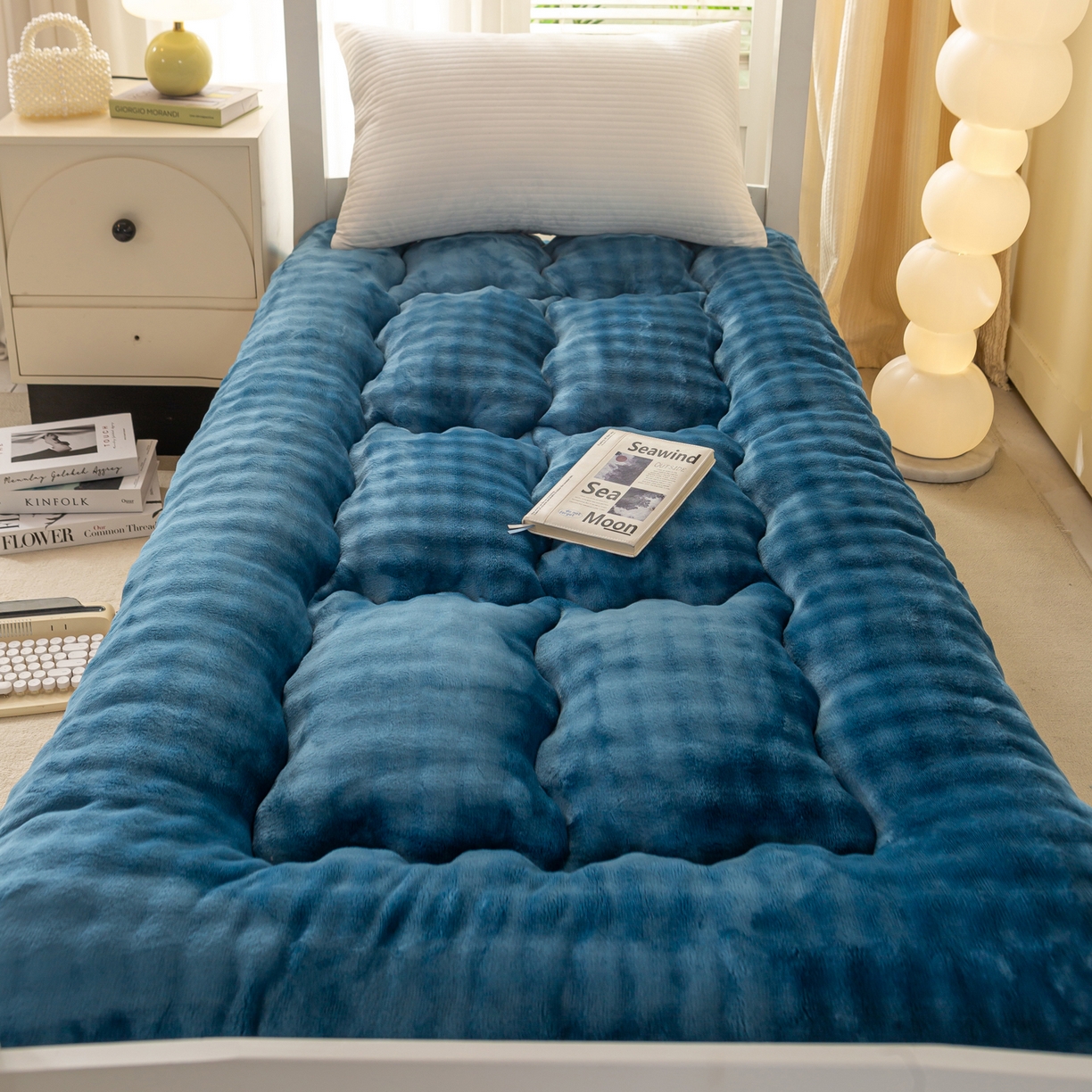 91家纺网 家纺一手货源 找家纺 缦纱 2025新款高克重牛奶兔毛绒学生床垫 月光蓝