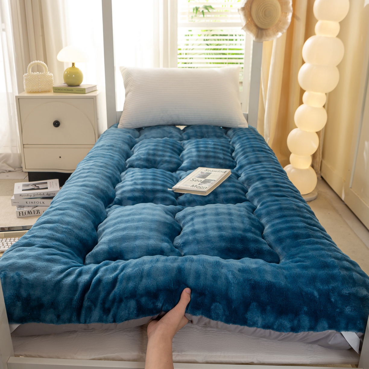 91家纺网 家纺一手货源 找家纺 缦纱 2025新款高克重牛奶兔毛绒学生床垫 月光蓝