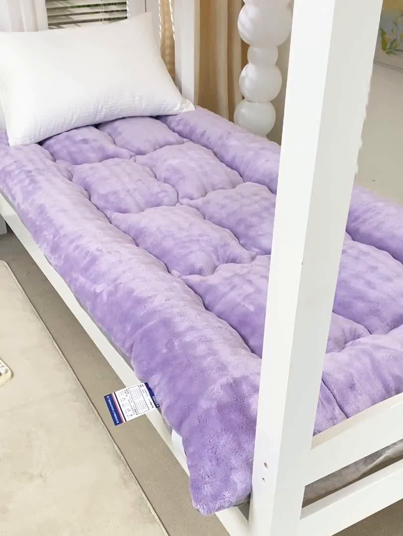 91家纺网 家纺一手货源 找家纺 缦纱 2025新款高克重牛奶兔毛绒学生床垫 紫罗兰