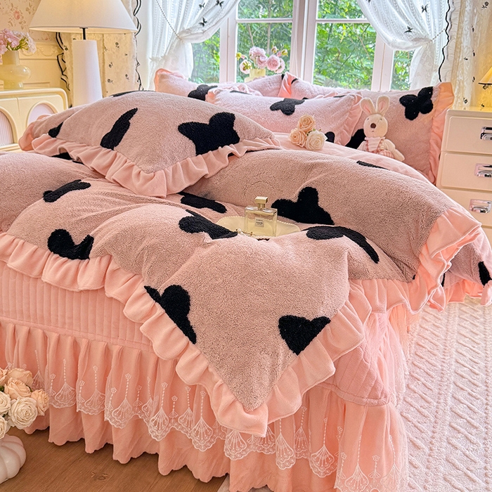 91家纺网 家纺一手货源 找家纺 （总）唐人居 2025新款高克重阳离子牛奶绒花边夹棉床盖四件套