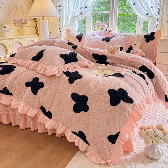 91家纺网 家纺一手货源 找家纺 （总）唐人居 2025新款高克重阳离子牛奶绒花边夹棉床盖四件套