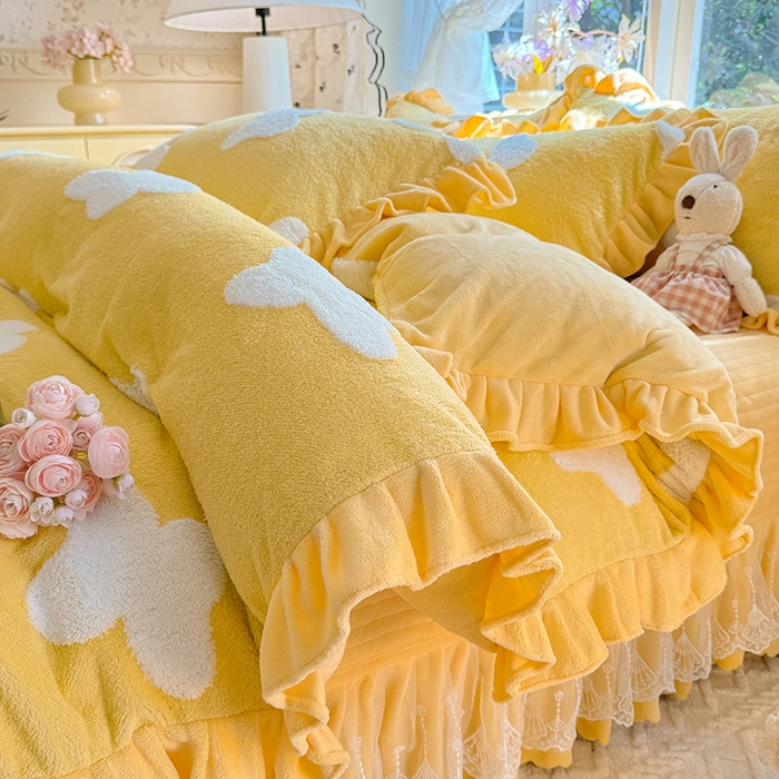 91家纺网 家纺一手货源 找家纺 唐人居 2025新款高克重阳离子牛奶绒花边夹棉床盖四件套 蝶恋花-奶黄