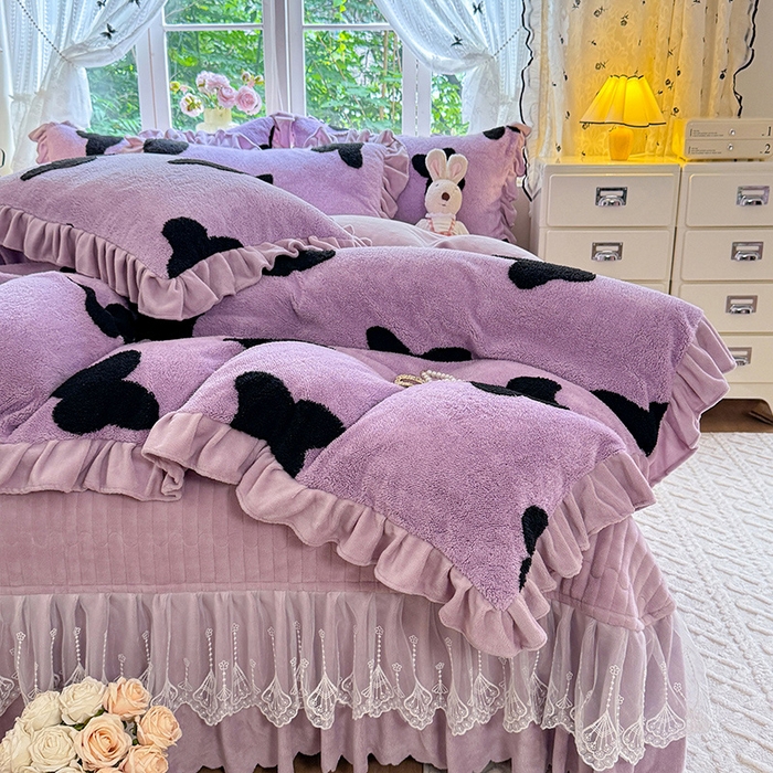 91家纺网 家纺一手货源 找家纺 唐人居 2025新款高克重阳离子牛奶绒花边夹棉床盖四件套 蝶恋花- 浅紫