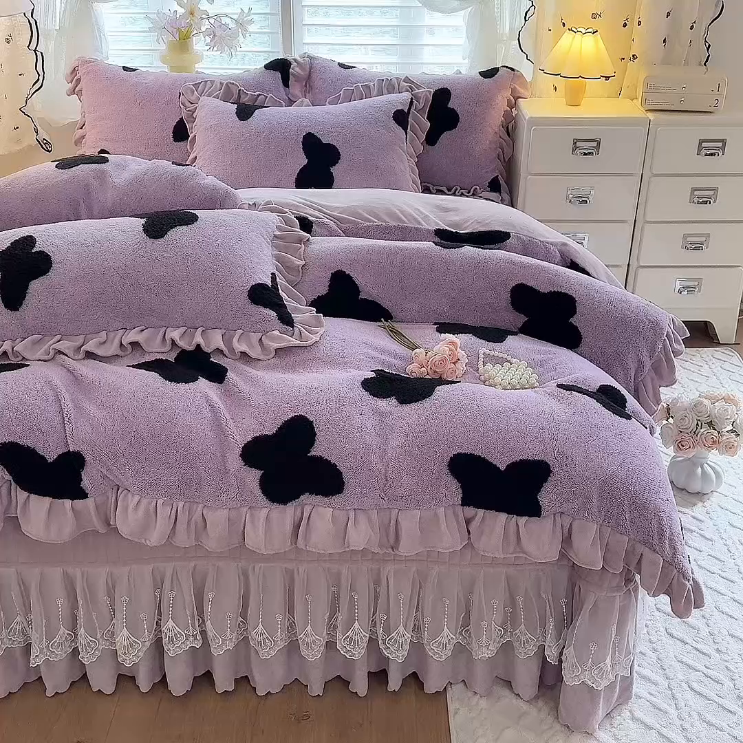 91家纺网 家纺一手货源 找家纺 唐人居 2025新款高克重阳离子牛奶绒花边夹棉床盖四件套 蝶恋花- 浅紫