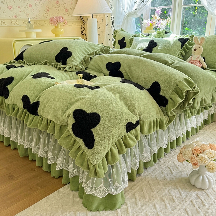 91家纺网 家纺一手货源 找家纺 唐人居 2025新款高克重阳离子牛奶绒花边夹棉床盖四件套 蝶恋花-草绿