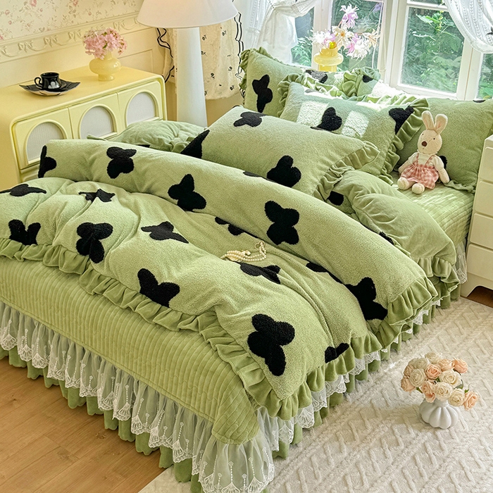 91家纺网 家纺一手货源 找家纺 唐人居 2025新款高克重阳离子牛奶绒花边夹棉床盖四件套 蝶恋花-草绿