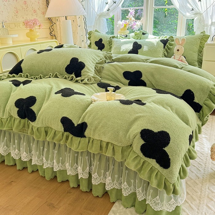 91家纺网 家纺一手货源 找家纺 唐人居 2025新款高克重阳离子牛奶绒花边夹棉床盖四件套 蝶恋花-草绿