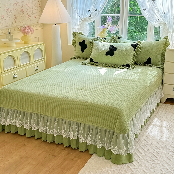 91家纺网 家纺一手货源 找家纺 唐人居 2025新款高克重阳离子牛奶绒花边夹棉床盖四件套 蝶恋花-草绿