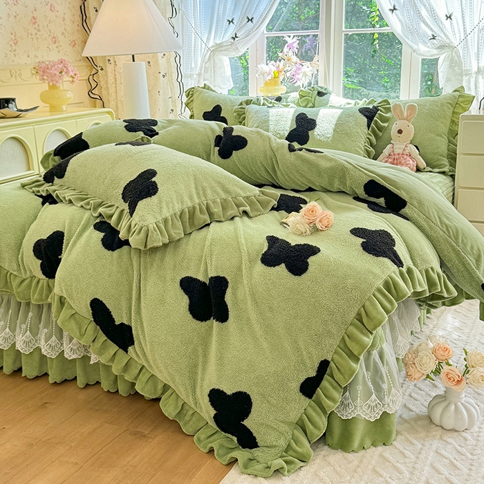 91家纺网 家纺一手货源 找家纺 唐人居 2025新款高克重阳离子牛奶绒花边夹棉床盖四件套 蝶恋花-草绿