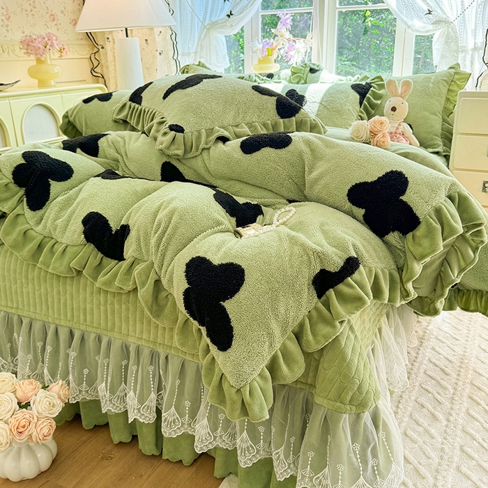 91家纺网 家纺一手货源 找家纺 唐人居 2025新款高克重阳离子牛奶绒花边夹棉床盖四件套 蝶恋花-草绿