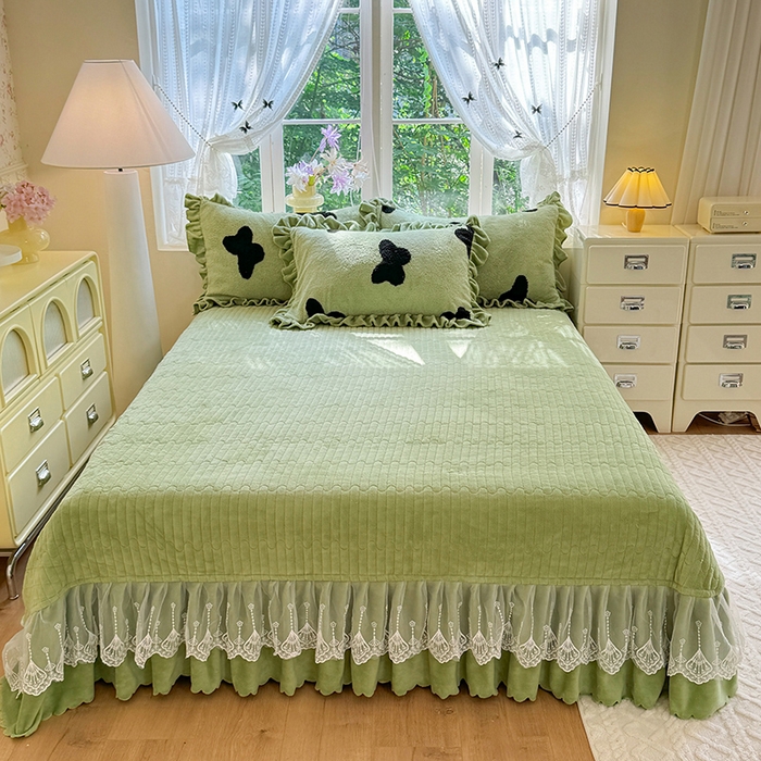 91家纺网 家纺一手货源 找家纺 唐人居 2025新款高克重阳离子牛奶绒花边夹棉床盖四件套 蝶恋花-草绿