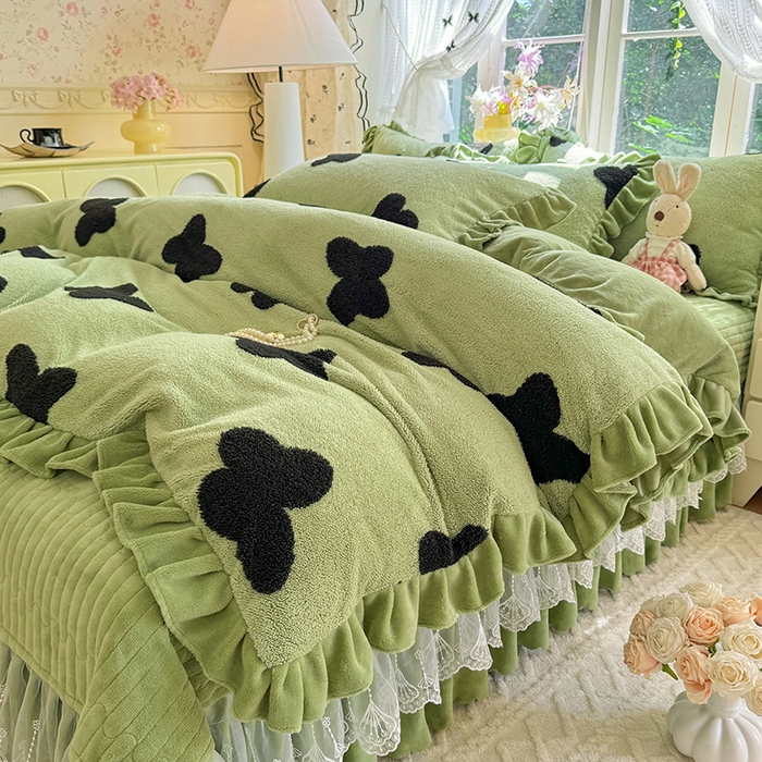 91家纺网 家纺一手货源 找家纺 唐人居 2025新款高克重阳离子牛奶绒花边夹棉床盖四件套 蝶恋花-草绿