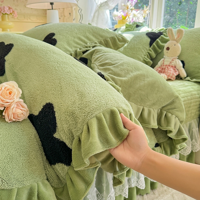 91家纺网 家纺一手货源 找家纺 唐人居 2025新款高克重阳离子牛奶绒花边夹棉床盖四件套 蝶恋花-草绿