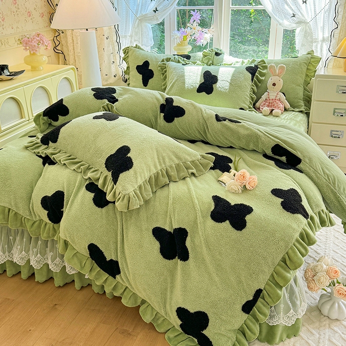 91家纺网 家纺一手货源 找家纺 唐人居 2025新款高克重阳离子牛奶绒花边夹棉床盖四件套 蝶恋花-草绿