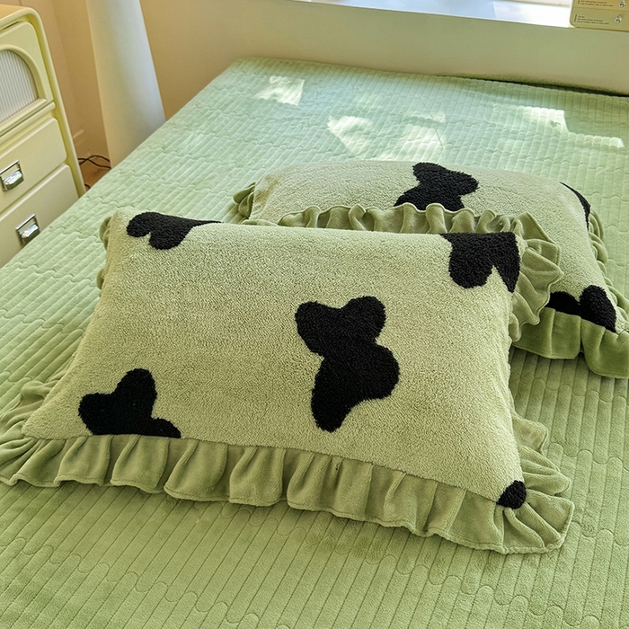 91家纺网 家纺一手货源 找家纺 唐人居 2025新款高克重阳离子牛奶绒花边夹棉床盖四件套 蝶恋花-草绿