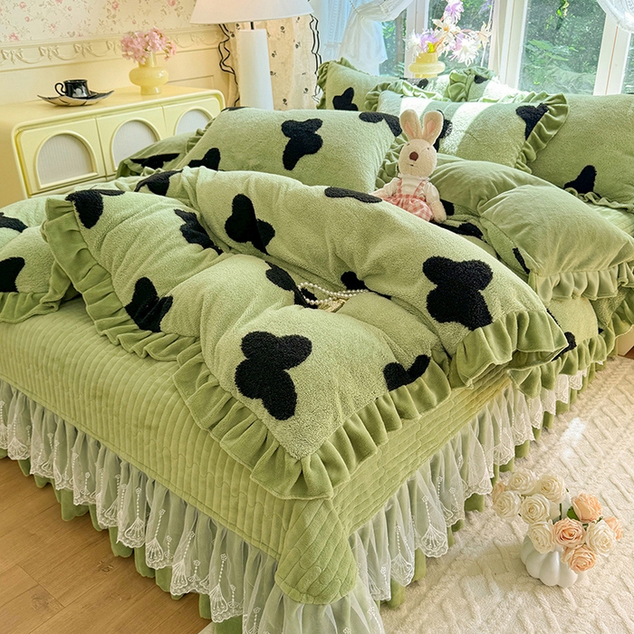 91家纺网 家纺一手货源 找家纺 唐人居 2025新款高克重阳离子牛奶绒花边夹棉床盖四件套 蝶恋花-草绿