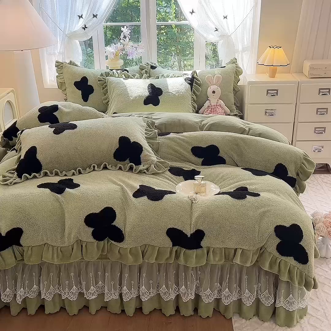 91家纺网 家纺一手货源 找家纺 唐人居 2025新款高克重阳离子牛奶绒花边夹棉床盖四件套 蝶恋花-草绿