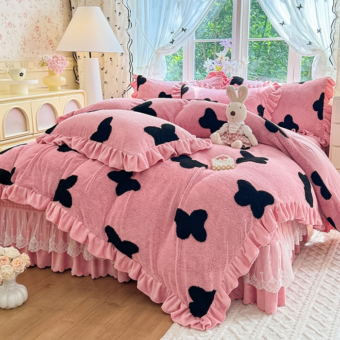 91家纺网 家纺一手货源 找家纺 唐人居 2025新款高克重阳离子牛奶绒花边夹棉床盖四件套 蝶恋花-豆沙