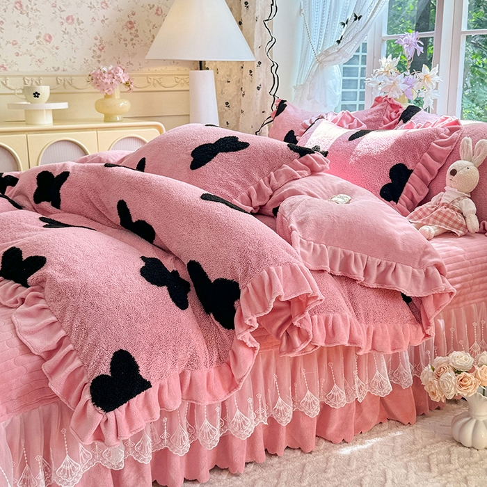 91家纺网 家纺一手货源 找家纺 唐人居 2025新款高克重阳离子牛奶绒花边夹棉床盖四件套 蝶恋花-豆沙