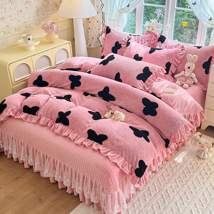 91家纺网 家纺一手货源 找家纺 唐人居 2025新款高克重阳离子牛奶绒花边夹棉床盖四件套 蝶恋花-豆沙