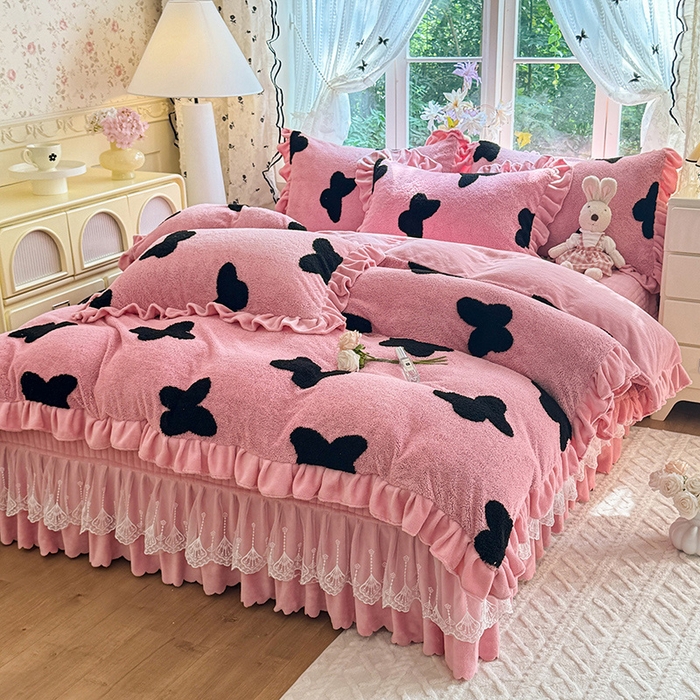 91家纺网 家纺一手货源 找家纺 唐人居 2025新款高克重阳离子牛奶绒花边夹棉床盖四件套 蝶恋花-豆沙