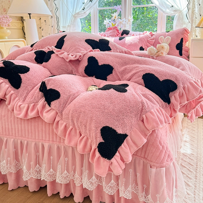 91家纺网 家纺一手货源 找家纺 唐人居 2025新款高克重阳离子牛奶绒花边夹棉床盖四件套 蝶恋花-豆沙