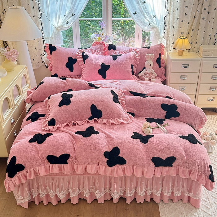 91家纺网 家纺一手货源 找家纺 唐人居 2025新款高克重阳离子牛奶绒花边夹棉床盖四件套 蝶恋花-豆沙