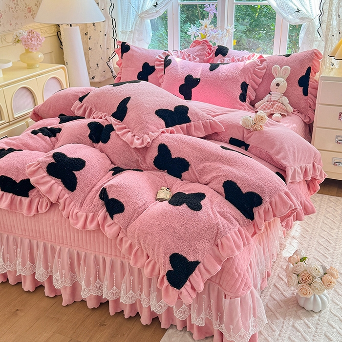 91家纺网 家纺一手货源 找家纺 唐人居 2025新款高克重阳离子牛奶绒花边夹棉床盖四件套 蝶恋花-豆沙